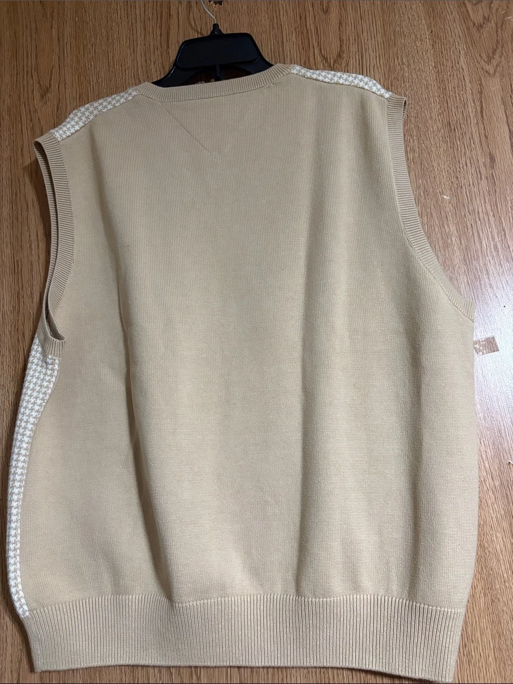 Tommy Hilfiger Men’s Beige & Cream Houndstooth V-Neck Sweater Vest
